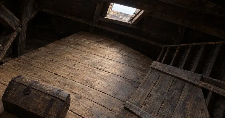 La même soute, le coffre et l'escalier à la même place, en photographie : image de 2026