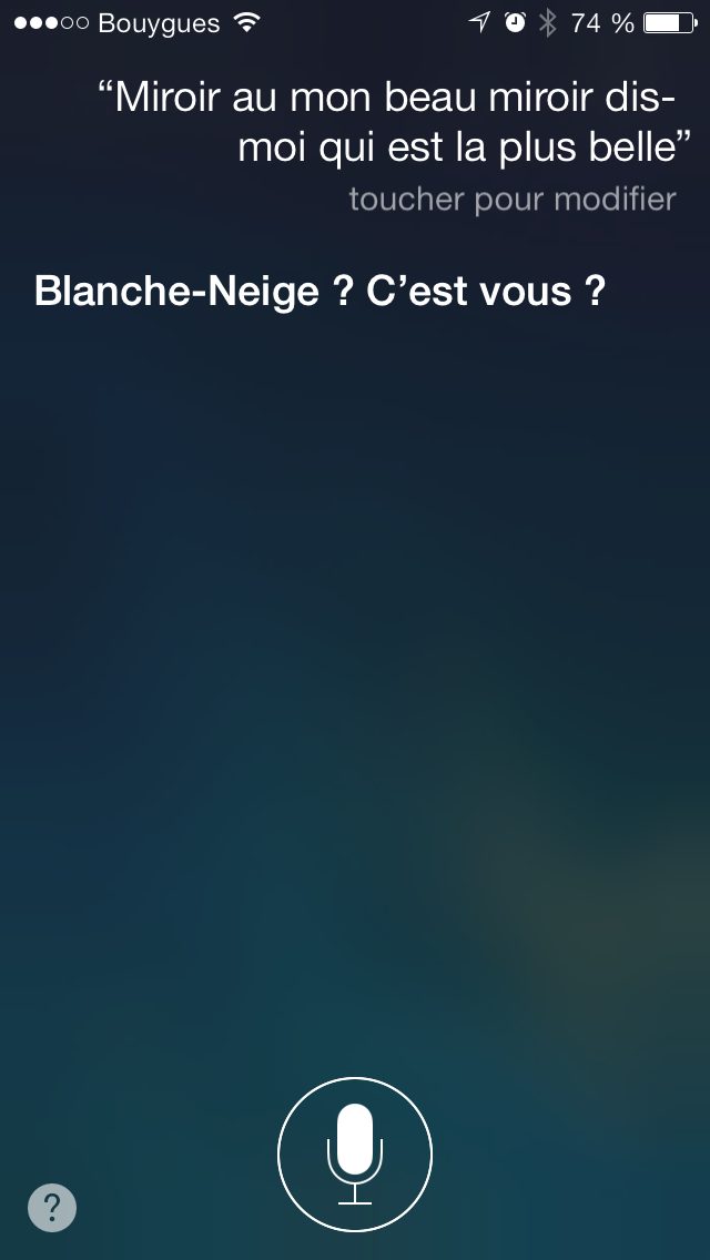 Capture Siri 2013 : question « Miroir au mon beau miroir dis-moi qui est la plus belle », reponse « Blanche-Neige ? C'est vous ?… »