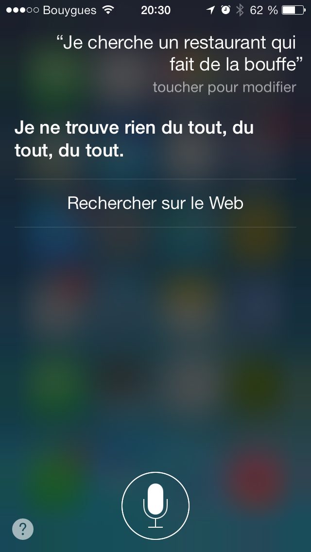 Capture Siri 2013 : question « Je cherche un restaurant qui fait de la bouffe », reponse « Je ne trouve rien du tout, du tout, du tout.… »