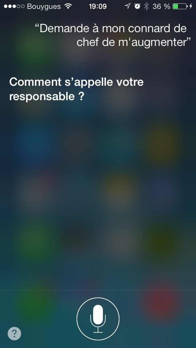 Capture Siri 2013 : question « Demande à mon connard de chef de m'augmenter », reponse « Comment s'appelle votre responsable ?… »