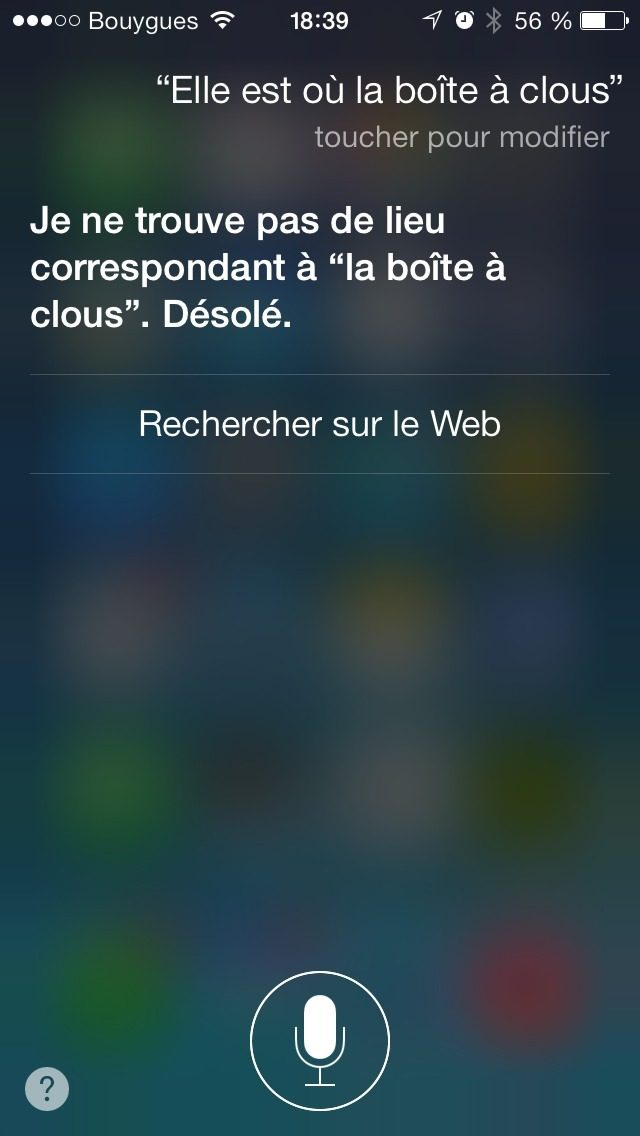 Capture Siri 2013 : question « Elle est où la boîte à clous », reponse « Je ne trouve pas de lieu correspondant à "la boîte à clous".… »