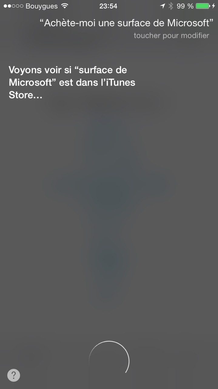 Capture Siri 2014 : question « Achète-moi une surface de Microsoft », reponse « Voyons voir si "surface de Microsoft" est dans l'iTunes Stor… »