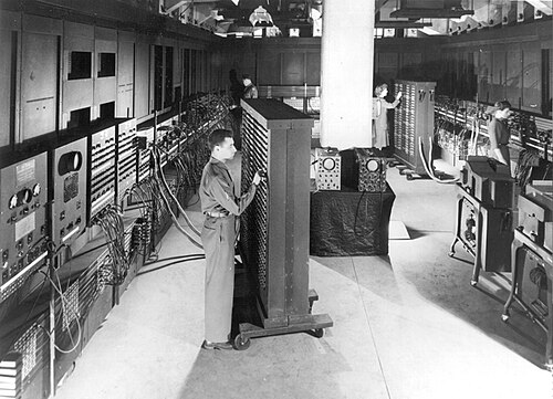 L'ENIAC a l'Universite de Pennsylvanie, 1946 — des rangees de panneaux couverts de tubes a vide