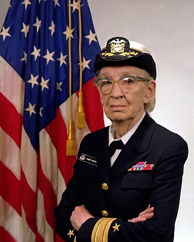 Grace Murray Hopper, portrait officiel de la Navy, vers 1960